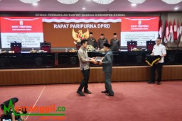 Keterangan: Bupati Kendal, Dico M Ganinduto (kiri) saat menyerahkan dokumen berkas laporan Raperda tentang pertangunggjawaban pelaksanaan APBD Kendal tahun 2023 kepada Ketua DPRD Kendal, Muhammad Makmun (kanan) usia sidang paripurna DPRD Kendal, Rabu 22/0