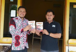Buku 'Meniti Jalan Demokrasi' Karya Terbaru Ahmad Adirin Mengulas Kisah Hidup Anggota DPRD Blora, Begini Ceritanya