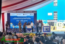 Keterangan: Presiden Jokowi (baju putih) bersama Mentri Koordinator Bidang Prekonomian Indonesia, Airlangga Hartarto, saat meresmikan pabtik baterai kendaraan listrik, di KEK Kendal, Rabu 07/08/2024. (Jateng Memanggil)
