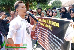 Gelar Aksi Demo di Depan Kantor Bawaslu Kendal, Ribuan Massa Tuntut Paslon Dico- Ali Diloloskan