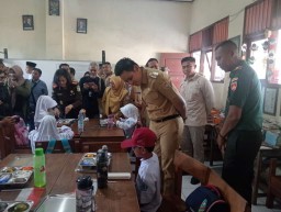 Keterangan: Bupati Kendal, Dico M Ganinduto, saat mengunjungi siswa yang mendapat manfaat program Makan Bergizi Geratis, di SD N 2 Langgenharjo, Kendal, Senin 06/01/2024. (Ist/Jateng Memanggil) 