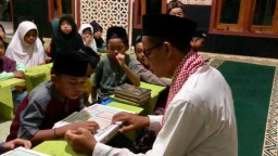Keterangan: Aiptu Maryono, saat memberikan pembelajaran qiro'atul Qur'an, di Mushola Ayub bin Ali, RT 06 RW 02, Desa Margomulyo, Kecamatan Pegandon. (Ist/Jateng Memanggil)