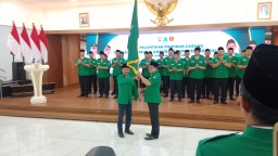 Keterangan: Ketua PC GP Ansor Kendal, Ahmad Ali Nurudin, saat menerima pataka sebagai simbol.peralihan kepemimpinan dari Ketua PC GP Ansor Kendal terdahulu, di Pendopo Kendal, Minggu 12/01/2025. (Roni/Jateng Memanggil)