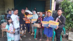 Keterangan: Ketua Relawan TIKBEN, Ach Sakdun (kaos hitam lengan pendek), saat menyalurkan bansos berupa paket sembako kepada para korban bencana banjir di Kebonharjo, Patebon, Kendal, Selasa 21/01/2025. (Ist/Jateng Memanggil)