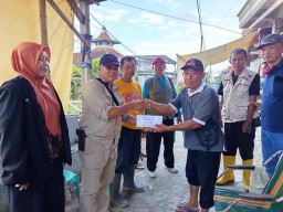Keterangan: Ketua BPD Kendal, Sugiarto (baju coklat) saat menyerahkan Bansos kepada salah seorang yang menjadi korban banjir di Patebon. (Ist/Jateng Memanggil)