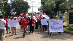 Tuntut Tindak Tegas Tambang Ilegal, GMNI Gelar Demo di Halaman DPRD Rembang