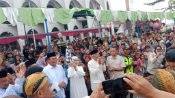 Keterangan: Bupati Kendal, Dyah Kartika Permanasari, saat membuka karnaval dalam tradisi Dugderan, di halaman Masjid Agung Kendal, Jumat 28/02/2025. (Roni/Jateng Memanggil)