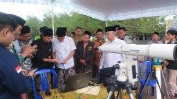 Ketarangan: Ketua PCNU Kendal, Mustamsikin, saat mengikuti kegiatan rukyatul hilal bil fi'li, di Pantai Indah Kemangi, Kangkung, Jumat 28/02/2025 petang. (Ist/Jateng Memanggil)