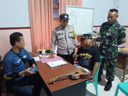 Keterangan:Pengamen di Weleri yang menjadi pelaku penganiayaan kepada seorang kakek sedang dimintai keterangan oleh pihak berwajib, di Polsek Weleri. (dok/Jateng Memanggil)