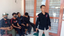 Keterangan: Salah seorang penasehat hukum korban penganiayaan, Musthofa, saat mendampingi korban dalam sidang pertama, di PN Kendal, Rabu 12/03/2025. (Roni/Jateng Memanggil)