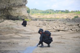 Keterangan: Satuan Brimob Polda Jawa Tengah, bersama Satreskrim Polres Kendal, saat musnahkan BB mesiu jenis black powder, di Kendal, Rabu 12/03/2025. (Ist/Jateng Memanggil)