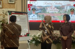 Keterangan: Bupati Tika, saat menandatangai kesepakatan bersama dalam pencegahan stunting, di DPUPR Kendal, Kamis 13/03/2025. (Roni/Jateng Memanggil)