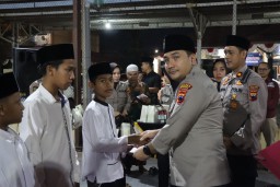 Ketetangan: Kapolres Kendal, AKBP Feria Kurniawan, saat memberikan santunan kepada anak- anak yatim di Kendal, Kamis 13/03/2025. (dok/Jateng Memanggjl)