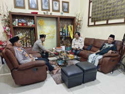 Keterangan: Kapolres Kendal, bersama jajaranya, saat melaksanakan kegiatan Safari Ramadan di pondok pesantren Al Musthofa Pandes, Cepiring, Jumat 14/03/2025 malam. (Ist/Jateng Memanggil)