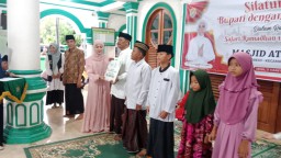 Keterangan: Bupati Tika, saat menyerahkan bantuan kepada para anak yatim dan duafa', di acara Safari Ramadan, di masjid Attaqwa, Desa Tejorejo, Ringinarum, Senin 17/03/2025 petang. (Roni/Jateng Memanggil)