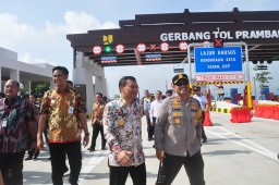 Gubernur Jateng, Ahmad Lutfi ketika mengecek kesiapan tol Klaten - batas Yogyakarta. (Jateng Memanggil/hms) 
