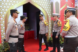 Keterangan: Wakapolda Jateng, Kombespol Latif Usman (depan kanan) saat melaksanakan kunjungan kerja di Pos Terpadu yang ada di Alun- alun Kendal, Senin 24/03/2025. (Ist/Jateng Memanggil)
