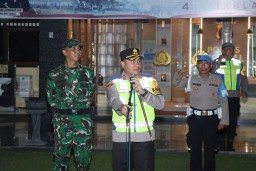Keterangan: Kapolres Kendal, AKBP Feria Kurniawan, saat memimpin apel kesiapan pengamanan malam takbiran, di Halaman Mapolres Kendal, Minggu 30/03/2025 malam (Ist/Jateng Memanggil)