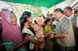 Gubernur Jateng, Ahmad Luthfi Memberikan Santunan Kepada Korban Banjir di Grobogan (Jateng.memanggil.co/Antara)