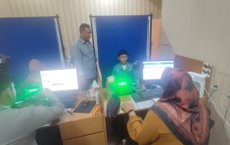 Keterangan: Keluarga mantan narapidana terorisme, Didik, saat mengikuti proses pembuatan SIM, Satpas Polres Kendal, Rabu 19/03/2025. (Ist/Jateng Memanggil)