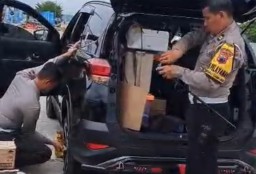 Keterangan: Tim patroli jalan kaki Operasi Candi Ketupat 2025 Polres Kendal, saat membantu pemudik yang alami pecah ban, di Rest Area 391 A Rowobranten, Sabtu 29/03/2025 (Ist/Jateng Memanggil)