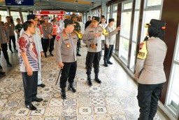 Keterangan: Kapolri, Jenderal Listyo Sigit Prabowo, saat menimjau arus balik lebaran 2025. (Antara)