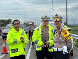 Keterangan: Kapolres Kendal, AKBP Feria Kurniawan (depan kiri) bersama Dirlantas Polda Jateng, Brigjen Pol Sonny Irawan saat memantau arus balik lebaran 2025, di Rest Area 389B Tol Batang-Semarang pada H+5 Lebaran, Sabtu 05/04/2025. (Hms/Jateng Memanggil)