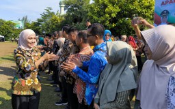 Keterangan: Bupati Tika saat bersalam- salaman dengan segenap jajaran ASN di Kendal usai gelar apel bersama, di Alun- alun Kendal, Selasa 08/04/2025. (Ist/Jateng Memanggil)