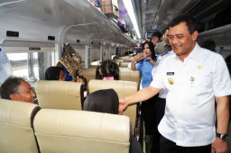 Keterangan: Gubernur Jateng, Ahmad Lutfi, saat menyapa pemudik balik, di Stasiun Semarang Tawang Bank Jateng, Rabu 09/04/2025. (Hms/Jateng Memanggil)