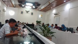 Keterangan: Bupati Tika, saat menggelar konfrensi pres bersama Forwaken, di ruang rapat Ngesti Widi Kendal, Jumat 11/04/2025. (Roni/Jateng Memanggil)