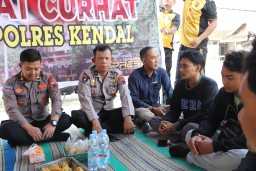 Keterangan: Jajaran anggota Polres Kendal, saat mengikuti kegiatan Jumat Curhat Polres Kendal, di halaman Stadion Kendal, Jumat 11/04/2025. (Ist/Jateng Memanggil)