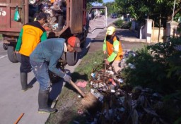 Keterangan: Para petugas dari DLH Kendal, saat membersihkan sampah, di area Kendal. (dok/DLH Kendal/Jateng Memanggil)