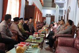 Keterangan: Kapolres Kendal, AKBP Feria Kurniawan bersama jajarannya saat bersilaturrahmi di Ponpes Darul Amanah Kendal, Jumat 11/04/2025. (Ist/Jateng Memanggil)