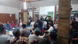 Keterangan: Ketua FAMD Nolokerto, Halim (kaos hitam pakai peci) bersama warga Nolokerto saat mengelar audensi bersama BPD Nolokerto, di Balai Desa Nolokerto, Jumat 11/04/2025 malam. (Roni/Jateng Memanggil)