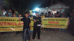 Keterangan: Warga Nolokerto saat mengruduk Balai Desa Nolokerto untuk meminta proses tukar guling tanah kas desa dibatalkan, Jumat 11/04/2025 malam. (Roni/Jateng Memanggil)
