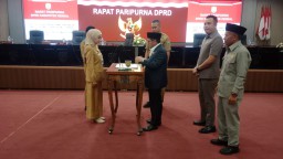 Keterangan: Ketua DPRD Kendal, Mahfud bersama Bupati Kendal, Dyah Kartika Purnamasari saat menandatangani persetujuan bersama RPJMD 2025-2029, di ruang paripurna DPRD Kendal, Senin 14/04/2025. (Roni/Jateng Memanggil)