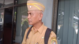Keterangan: Kepala DLH Kendal, Aris Irwanto saat akan mengikuti sidang paripurna DPRD Kendal, Senin 14/04/2025. (Roni/Jateng Memanggil)