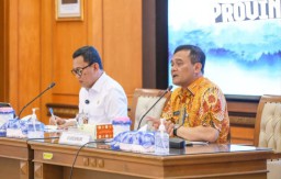 Keterangan: Gubernur Jateng, Ahmad Lutfi (baju batik) saat menerima kunjungan Menteri Perlindungan Pekerja Migran Indonesia, Abdul Kadir Karding, di kantor gubernur, Selasa 15/04/2025. (Hms/Jateng Memanggil)
