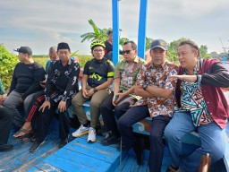 Cari Penyebab Banjir di Kendal, Mahfud Sodiq Susuri Sungai Mbiru Mengunakan Prahu