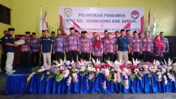 Keterangan: Ketua PPDI Kendal, Mukhlisin, saat melantik 32 Pengurus PPDI Kecamatan Brangsong, di Aula Balai Desa Rejosari, Brangsong, Selasa 15/04/2025. (Roni/Jateng Memanggil)