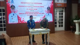 Keterangan: Wakil Bupati Kendal, Benny Karnadi (kiri baju batik biru) saat penandatanganan MoU dengan Semen Gresik, di Paringgitan Kendal, Kamis 17/04/2025. (Roni/Jateng Memanggil)