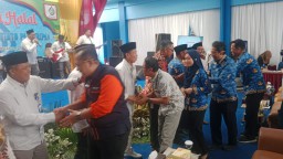 Keterangan: Direktur Utama Perumda Air Minum Tirto Panguripan Kendal, Sunanto, saat bersalam salaman dengan jajarannya di acara Halalbihalal, di halaman kantor Perumda Air Minum Tirto Panguripan Kendal, Kamis 17/04/2025. (Roni/Jateng Memanggil)