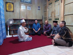 Keterangan: Kapolres Kendal, AKBP Hendry Susanto Sianipar saat berkunjunh di kediaman Muhammad Mimbar, tokoh agama berpengaruh di Kecamatan Pegandon, Jumat 18/04/2025. (Hms/Jateng Memanggil)