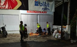 Keterangan: Jajaran anggota Polsek Limbangan, saat memberikan himbauan kepada warga, di wilayah hukum Limbangan, Minggu 20/04/2025. (Hms/Jateng Memanggil)
