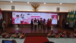Keterangan: Enam organisasi perempuan di Kendal, saat menandatangani perjanjian kerjasama dengan Pemkab Kendal di hadapan Bupati Tika, di Pendopo Kendal, Senin 21/04/2025. (Roni/Jateng Memanggil)