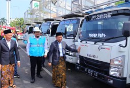 Keterangan: Bupati Kudus, Sam'ani, saat memimpin apel bersama perimbasan pohon di Alun-Alun Simpang Tujuh Kudus, Senin 21/04/2025. (Hms/Jateng Memanggil)