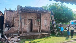 Aneh, Satu Rumah di Gondang Cepiring Tiba- tiba Roboh Sendiri