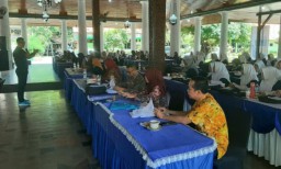 Keterangan: Kabid UMKM, Prio Waskito, saat memberikan pelatihan kewirausahaan kepada para siswa- siswi SMA/Sederajat, di Pendapa Museum RA Kartini, Selasa 22/04/2025. (Hms/Jateng Memanggil)