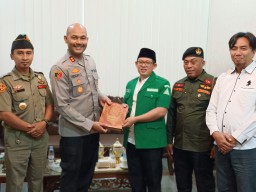 Keterangan: Kapolres Kendal,AKBP Hendry Susanto Sianipar, saat menerima kunjungan PC GP Ansor Kendal, di Polres Kendal, Kamis 24/04/2025. (Hms/Jateng Memanggil)