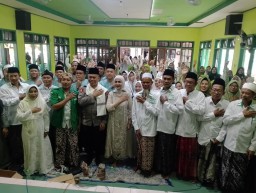 Keterangan: Bupati Tika (tengah) saat menghadiri acara Halalbihalal MWC NU Kecamatan Cepiring, di Gedung MWC NU Cepiring, Jumat 25/04/2025. (Roni/Jateng Memanggil)